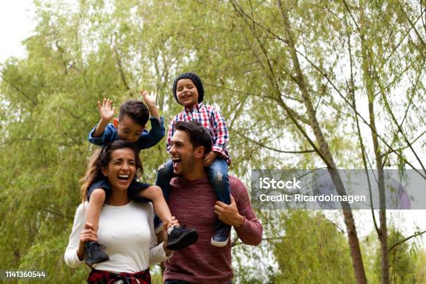 Familie Hat Spaß Am Spielen Auf Dem Feld Stockfoto und mehr Bilder von Familie - Familie, Lateinamerikanische Abstammung, Im Freien