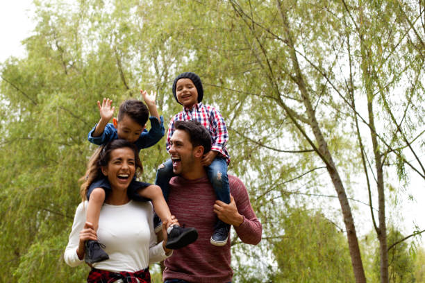 la famiglia si diverte a giocare sul campo - family nature healthy lifestyle happiness foto e immagini stock