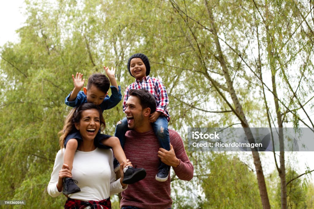 Familie heeft plezier spelen in het veld - Royalty-free Familie Stockfoto Familie heeft plezier spelen in het veld - Royalty-free Familie Stockfoto