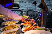 gerichte-am-buffet.jpg?b=1&s=170x170&k=20&c=M1v2Zpt3WIUitK1_1-wW0Mi48CPTQ98THoe2Ue0RKp4=