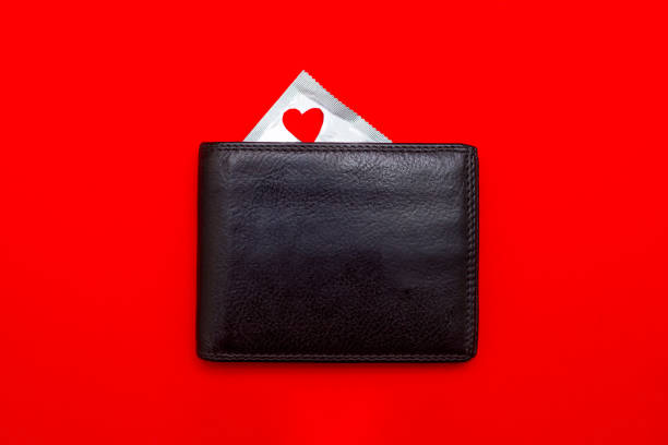 財布の中のコンドームセーフセックス - sex object ストックフォトと画像