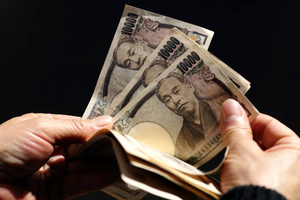 tellen jpy (japanse yen) 10.000 bankbiljetten - japanse valuta stockfoto's en -beelden