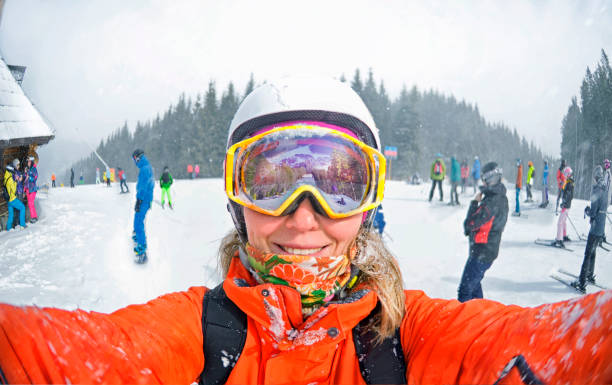 mujer feliz tomando selfie en invierno en las montañas de los cárpatos, bukovel - snowboarding snowboard teenager red fotografías e imágenes de stock