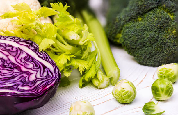 zbliżenie zbiorów świeżych warzyw na drewnianym stole: kapusta, brokuły i brukselka i czerwona kapusta, seler - zdrowe odżywianie. - kohlrabi purple cabbage organic zdjęcia i obrazy z banku zdjęć