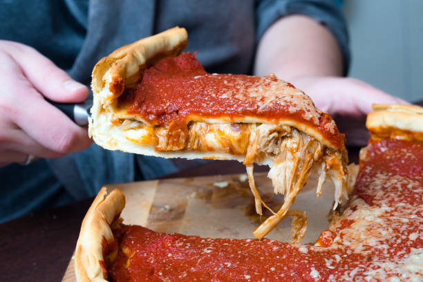 시카고 피자의 평면도. 여자 손 절단 시카고 작풍 깊은 접시 이탈리아 치즈 피자 토마토 소스와 쇠고기 내부를 충족 - pizza pastry crust stuffed cheese 뉴스 사진 이미지