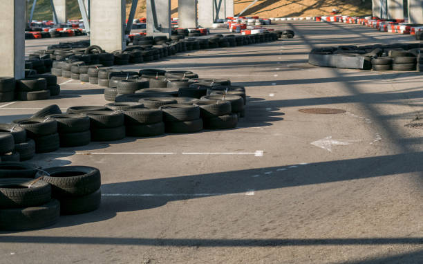 circuito de pista de kart. pista de karting pequena, corrida de cobra formada fora de pneus de carro, automobilismo para a juventude - go cart - fotografias e filmes do acervo