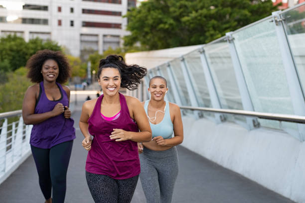 grupo de jogging natural das mulheres - exercising running women jogging - fotografias e filmes do acervo