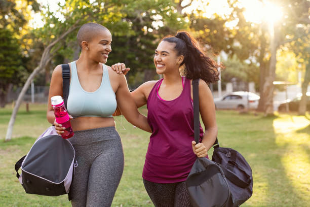 amici curvy che camminano a casa dopo l'esercizio fisico - friendship women exercising gym foto e immagini stock