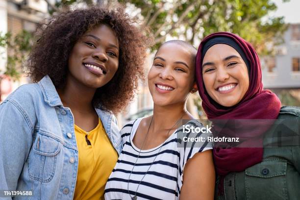 함께 즐기는 멀티 에스닉 젊은 친구 들 다민족 그룹에 대한 스톡 사진 및 기타 이미지 - 다민족 그룹, 여자, 여자만