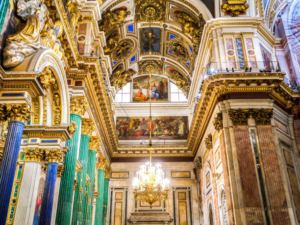 sankt petersburg, rosja - 26 lipca 2018: wnętrze katedry św. największa ortodoksyjna katedra w sankt petersburgu, rosja - cathedral st petersburg indoors fresco zdjęcia i obrazy z banku zdjęć