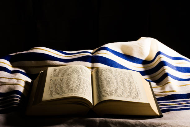 bibbia ebraica e un tallit, uno scialle di preghiera ebraico - phylactery foto e immagini stock