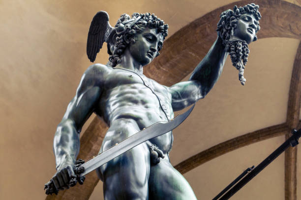 вид на бронзовую статую персея на площади синьория во флоренции - loggia dei lanzi стоковые фото и изображения