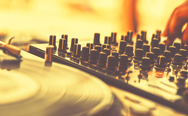 istock Summer beach party - vinyl record player close up 1141401114