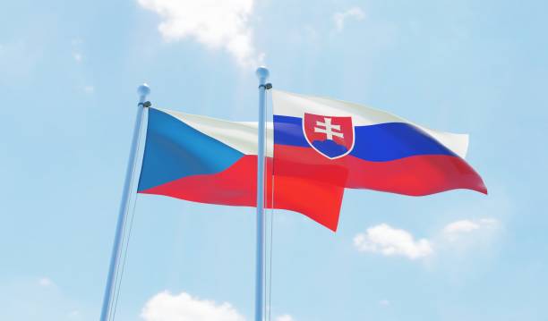república checa y eslovaquia, dos banderas ondeando contra el cielo azul - czech republic fotografías e imágenes de stock