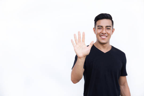 el hombre latino hispano guapo está mostrando cinco dedos sobre fondo blanco. - men latin american and hispanic ethnicity young men smiling fotografías e imágenes de stock