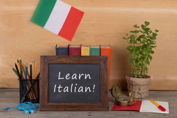 學習語言概念-黑板與文本 "學習義大利文!", 義大利國旗, 書籍, 大理府 - 意大利語 個照片及圖片檔