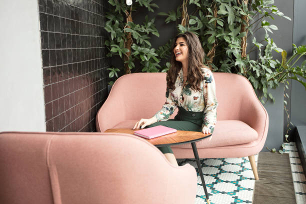 belle femme passant du temps à la cafétéria. - restaurant business person setting the table clothing photos et images de collection