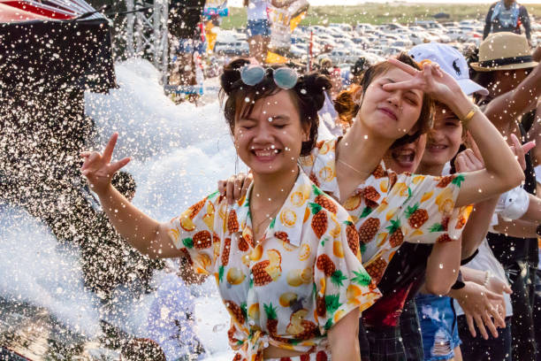 partido do ano novo de songkran pimai lao - buddhist new year songkran traditional festival dancing - fotografias e filmes do acervo