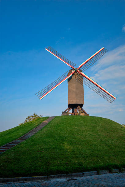 シント・ janshuismolen のシント・ janshuis ・ミル・ウィンドミル、日没のブルージュ、ベルギー - belgium bruges windmill europe ストックフォトと画像