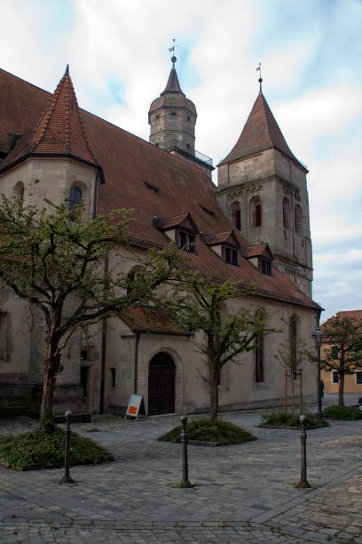 istock Collegiate church and cobblestone square an a cloudy day 1141417034