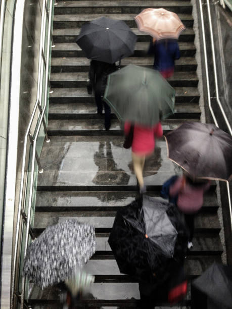 vista aérea das pessoas com guarda-chuvas em escadas do metro - umbrella parasol rain rush hour - fotografias e filmes do acervo