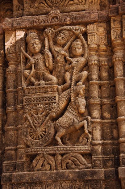 carved idol on the outer wall, hatkeshwar mahadev, 17th century temple, the family deity of nagar brahmins. vadnagar, gujarat, india - khajuraho india indian culture temple imagens e fotografias de stock