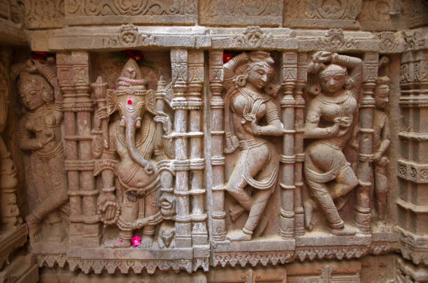 carved idol on the outer wall, hatkeshwar mahadev, 17th century temple, the family deity of nagar brahmins. vadnagar, gujarat, india - khajuraho india indian culture temple imagens e fotografias de stock