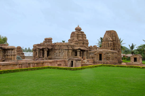 Kasi Visvesvara temple with the Mallikarjuna Temple to the left, Pattadakal temple complex, Pattadakal, Karnataka, India. Kasi Visvesvara temple with the Mallikarjuna Temple to the left, Pattadakal temple complex, Pattadakal, Karnataka, India. virupaksha stock pictures, royalty-free photos & images