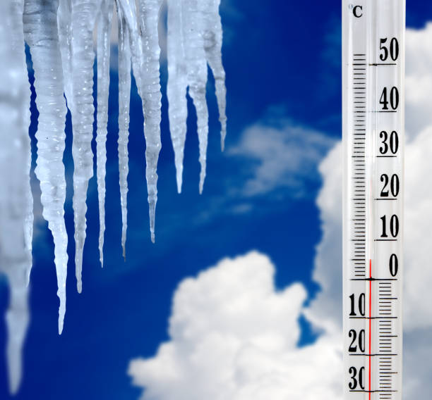 сосульки и термометр на фоне неба - meteorology diamond weather ice стоковые фото и изображения