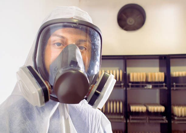 giovane scienziato in laboratorio, fabbrica, fabbrica farmaceutica - radiation protection suit clean suit toxic waste biochemical warfare foto e immagini stock