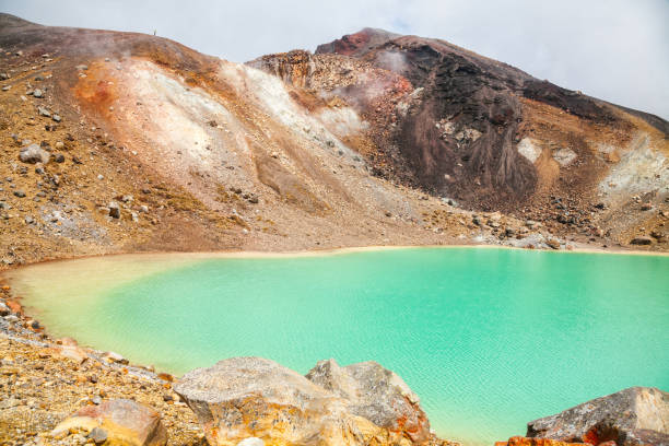 에메랄드 레이크 통가리로 국립공원 노스 아일랜드 오브 뉴질랜드 - tongariro crossing 뉴스 사진 이미지