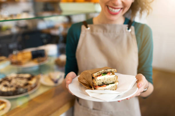 serveuse prête à servir la nourriture dans le café - sandwich photos et images de collection