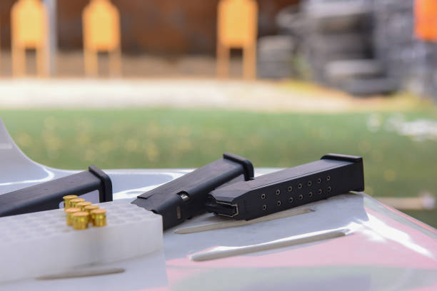 balas de cañón y accesorios de grabación de revistas en la mesa - nobody handgun gun part of fotografías e imágenes de stock