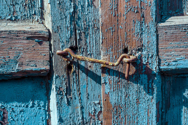 fermo in metallo arrugginito su otturatore blu legno rotto e graffio. texture grunge orizzontale ravvicinata - wood shutter rusty rust foto e immagini stock