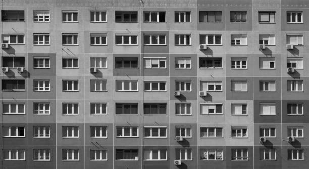 edificio blanco y negro - too small architecture in a row apartment fotografías e imágenes de stock