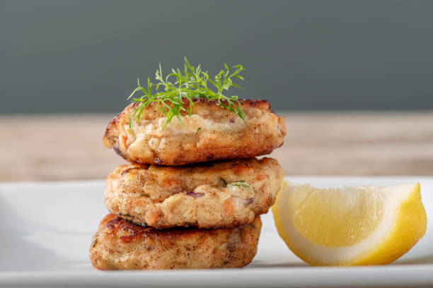 fiskefrikadeller tradizionale danese o torte di pesce. - fish cakes immagine foto e immagini stock