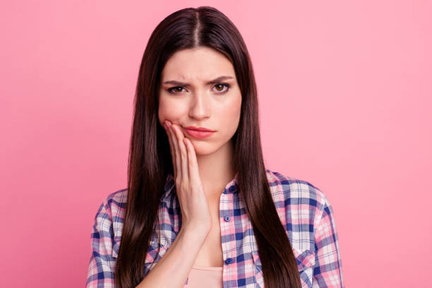 close-up portrait of her she nice-looking attractive cute charming sad straight-haired lady having pain attack teeth damage care oral hygiene isolated over pink pastel background - healthy gums fotos imagens e fotografias de stock