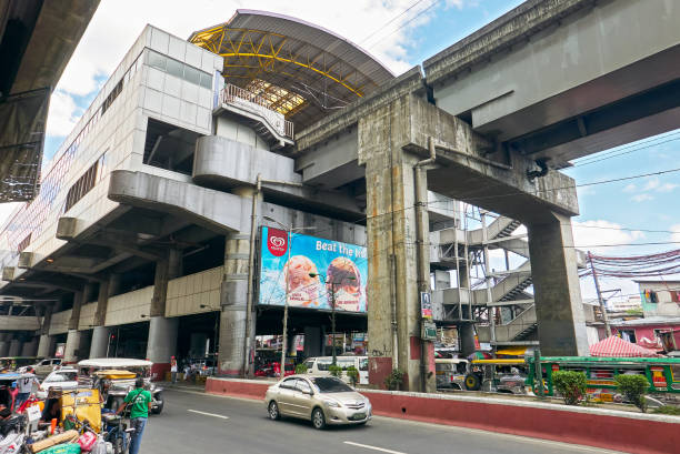 ruch na recto avenue poniżej stacji lrt recto, manila - mrt track zdjęcia i obrazy z banku zdjęć