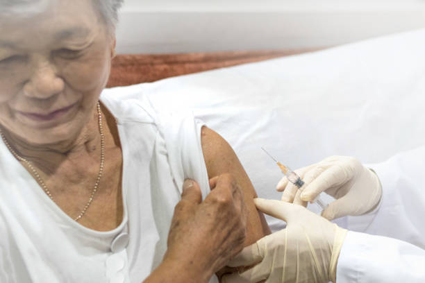 Senior vaccination concept. Elderly getting immune vaccine at arm for flu shot, pneumonia, and shingles(MMR) in hospital by nurse. Doctor giving an injection to older people patient in clinic. concepto de vacunación senior. ancianos recibiendo la vacuna inmunitaria en el brazo para vacunar contra la gripe, neumonía y herpes zóster (mmr) en el hospital por enfermera. doctor dando una inyección a personas mayores pacientes en clínica.