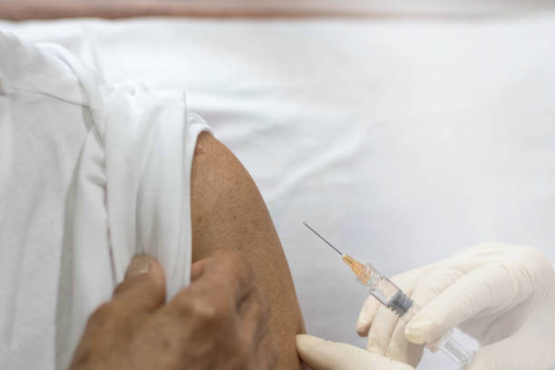 Senior vaccination concept. Elderly getting immune vaccine at arm for flu shot, pneumonia, and shingles(MMR) in hospital by nurse. Doctor giving an injection to older people patient in clinic. concepto de vacunación senior. ancianos recibiendo la vacuna inmunitaria en el brazo para vacunar contra la gripe, neumonía y herpes zóster (mmr) en el hospital por enfermera. doctor dando una inyección a personas mayores pacientes en clínica.