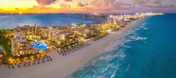 resort en cancún durante una puesta de sol - touristic resort fotografías e imágenes de stock