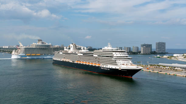 la nave da crociera parte per una crociera nei caraibi da port everglades, in florida - cruise cruise ship nautical vessel florida foto e immagini stock