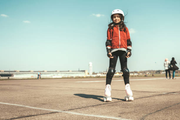 dziewczynka na wrotkach na tempelhofer feld w berlinie - tempelhof zdjęcia i obrazy z banku zdjęć