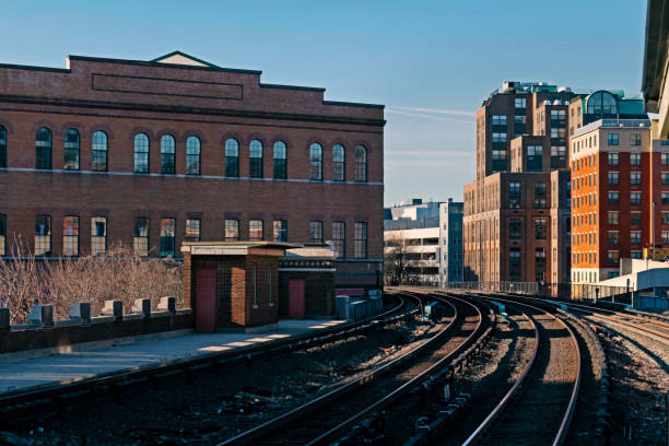 escena urbana con vías de tren - yonkers fotografías e imágenes de stock