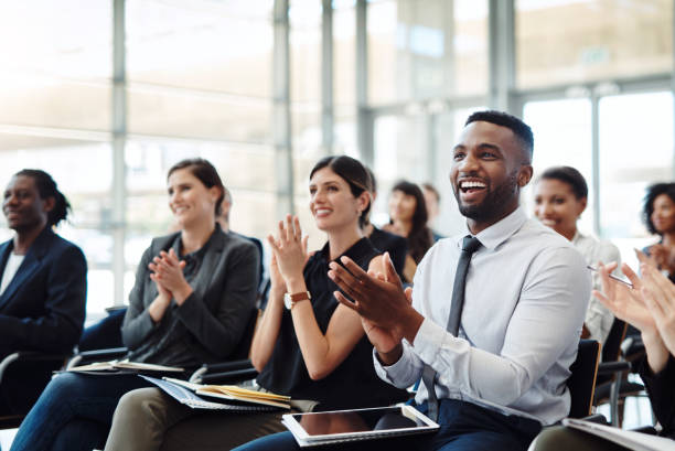 nic nie inspiruje pracowników jak dobre wieści - clapping celebration business people zdjęcia i obrazy z banku zdjęć