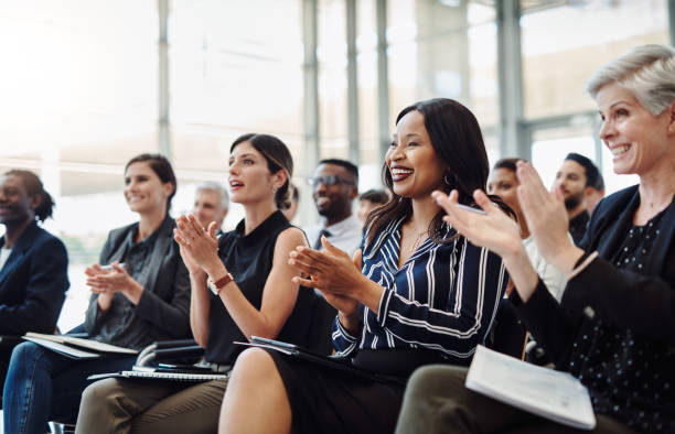 ihr publikum inspiriert zu halten ist entscheidend - training business seminar clapping stock-fotos und bilder