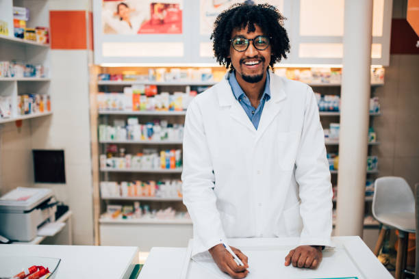 счастливый человек, работающий в аптеке - medicine cabinet prescription pill bottle medicine стоковые фото и изображения