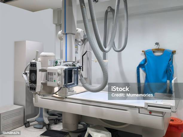 Röntgenmedizinische Scanmaschinenraum Mit Strahlenschutzweste Stockfoto und mehr Bilder von Röntgengerät