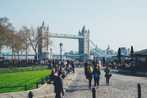 タワーブリッジ, ロンドン - tower bridge uk london england people ストックフォトと画像