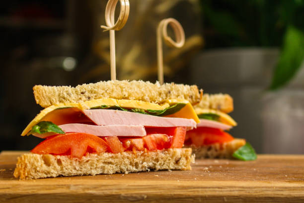 ハム、チーズ、トマト、レタス、ソースとクラブサンドイッチ。トップ食品の背景。コピー領域 - club sandwich sandwich salad bread ストックフォトと画像